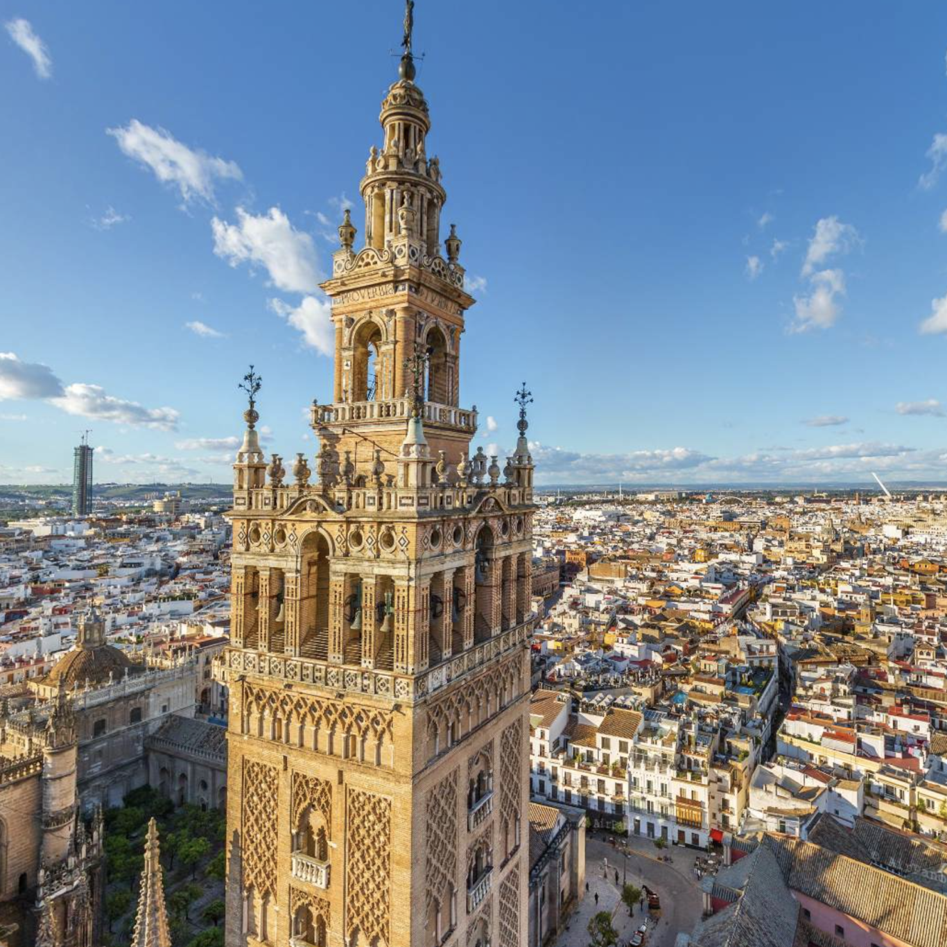 Sevilla Brillante: Giralda y Guadalquivir al Atardecer