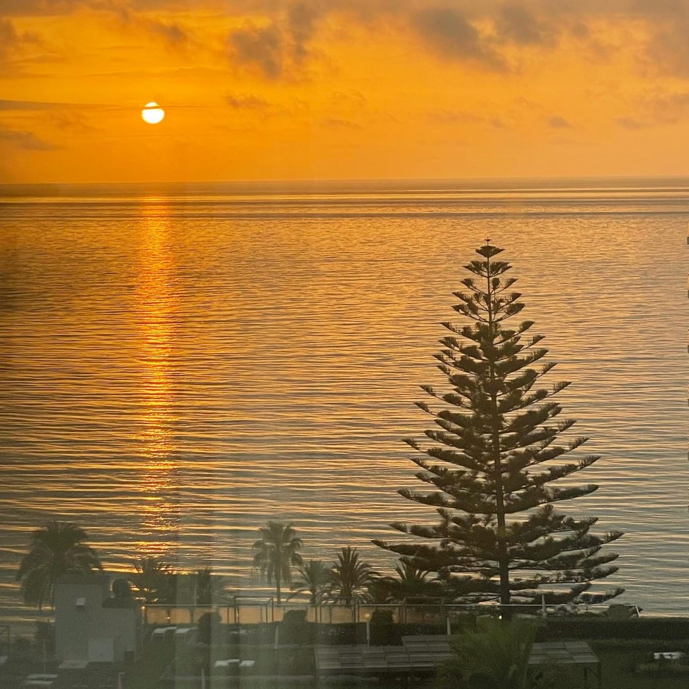 Amanecer Espectacular en Benalmádena: Vistas Impresionantes desde Dormitorio de Lujo