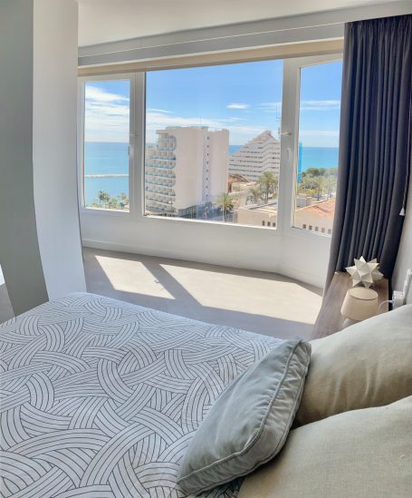 Dormitorio Principal de Lujo en Benalmádena: Ventana Amplia con Vistas Impresionantes al Mar