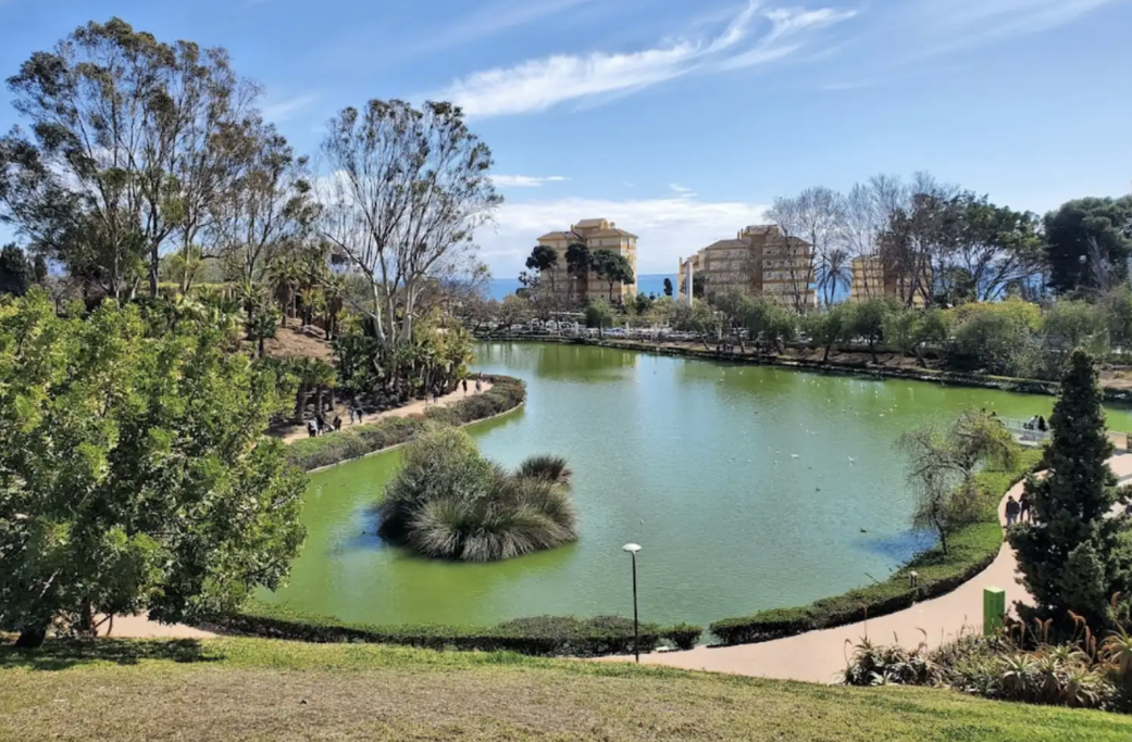 Piso de Lujo en Benalmádena: Ubicado junto al Parque de la Paloma, un Oasis Urbano