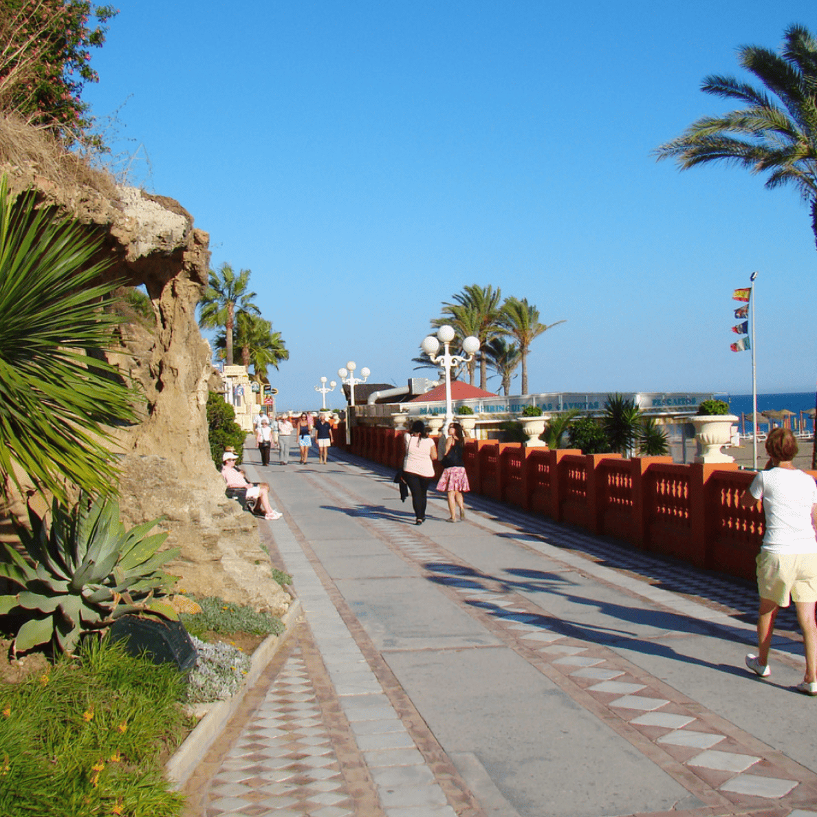 Paseo Marítimo Benalmádena: Vistas y Ocio
