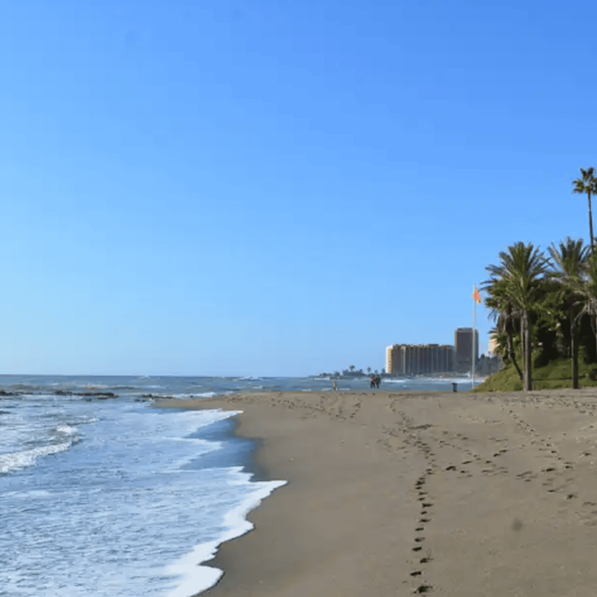 Playa Bil Bil: Encanto Costero en Benalmádena
