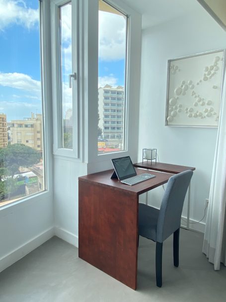 Trabajar con Vistas al Mar: Mesa de Trabajo en Piso Turístico de Lujo en Benalmádena