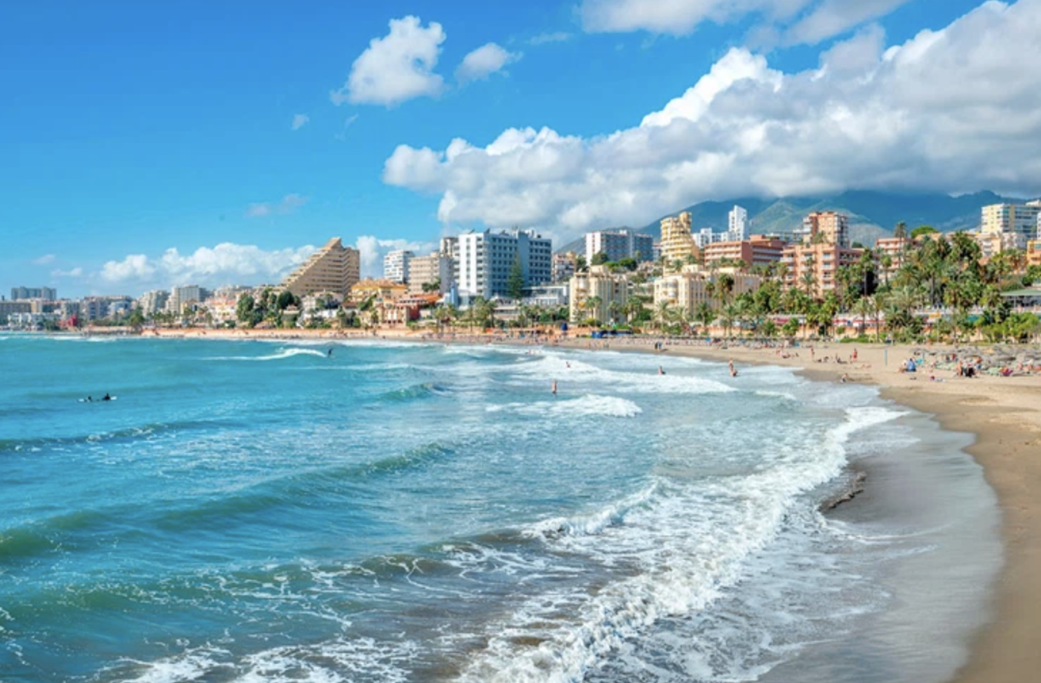 Piso de Lujo en Benalmádena: Ubicado Cerca de la Playa de Santa Ana, una Joya de la Costa del Sol