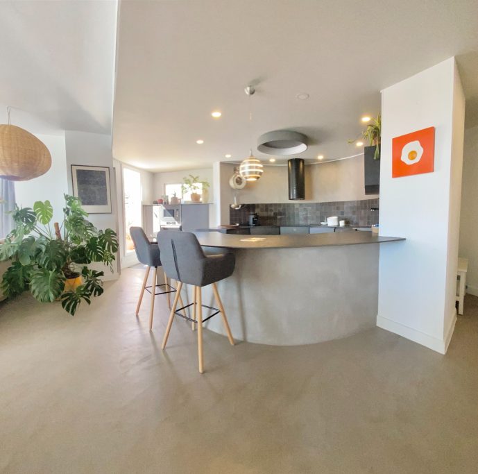 Cocina de Diseño Circular en Benalmádena: Lujo y Sostenibilidad en un Piso Turístico