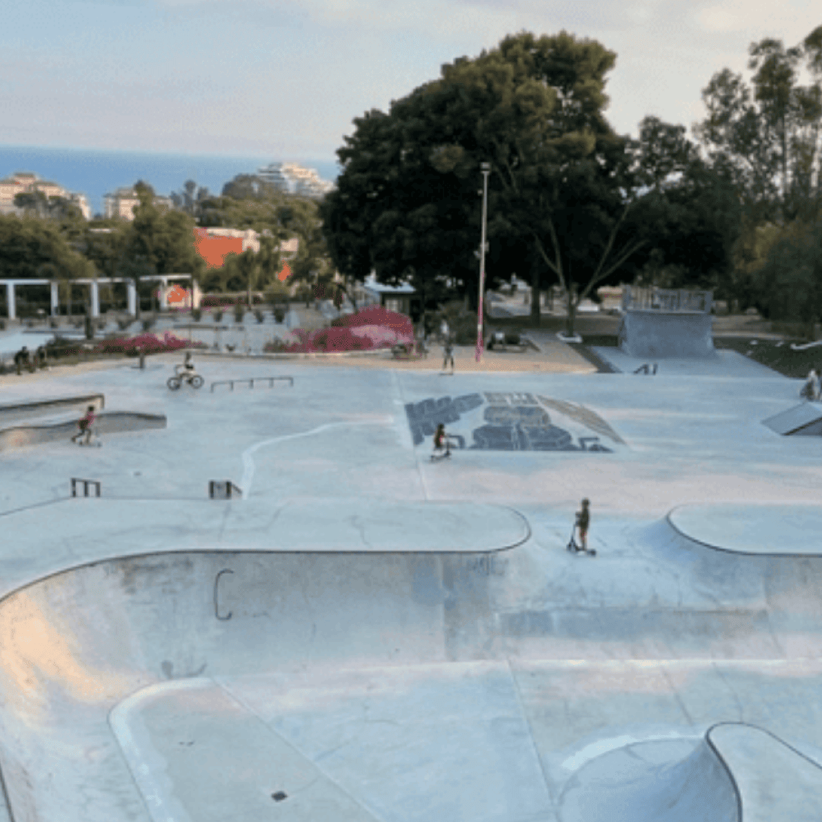 Vista panorámica del puerto y una plaza de toros en Málaga