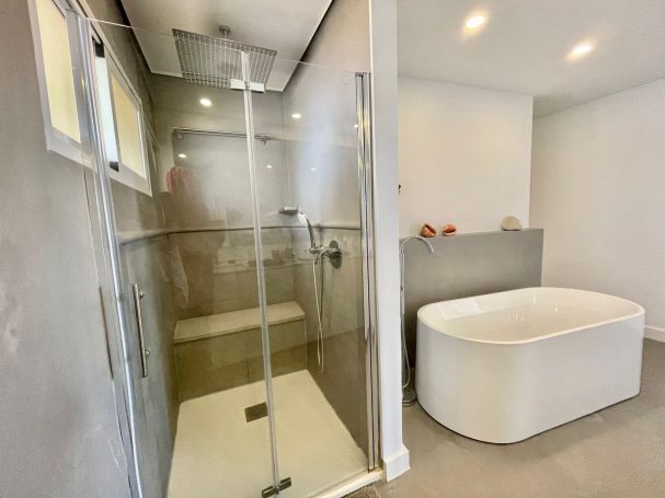 Baño en Suite de Lujo en Ocean Breeze Benalmádena: Ducha Rainshower y Bañera