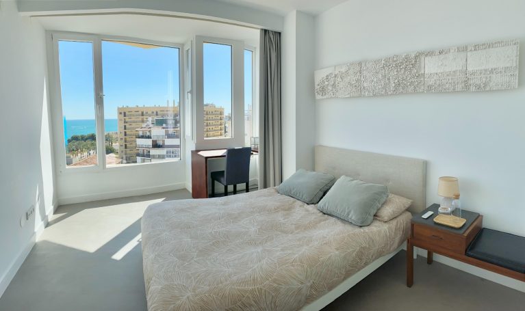 Dormitorio Secundario de Lujo en Benalmádena: Amplio Espacio con Vistas Impresionantes al Mar