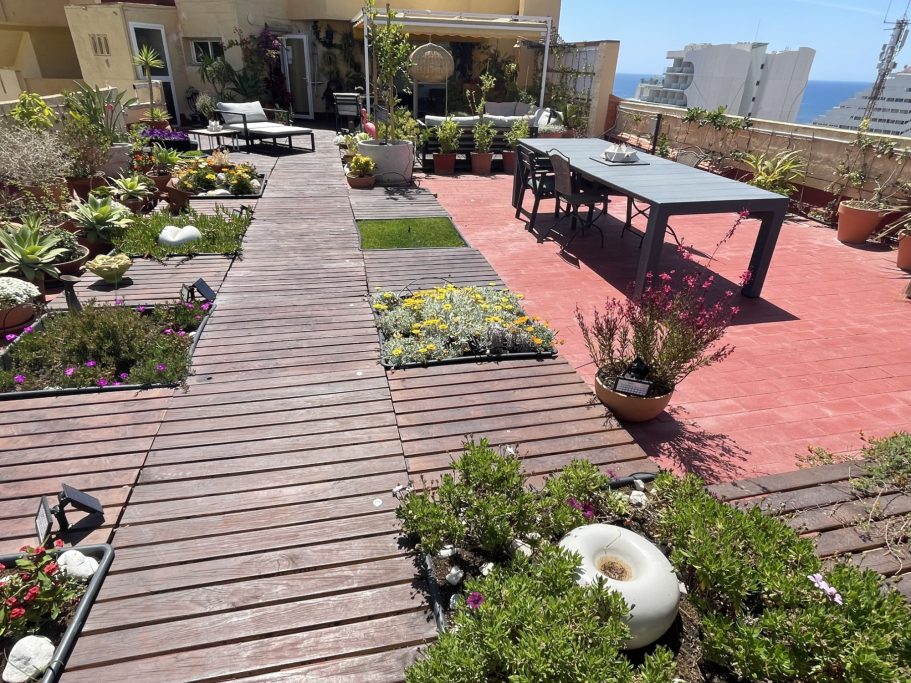 Al Fresco Dining Table on Sea-View Terrace: Luxury in Benalmádena Accommodating 6 Guests