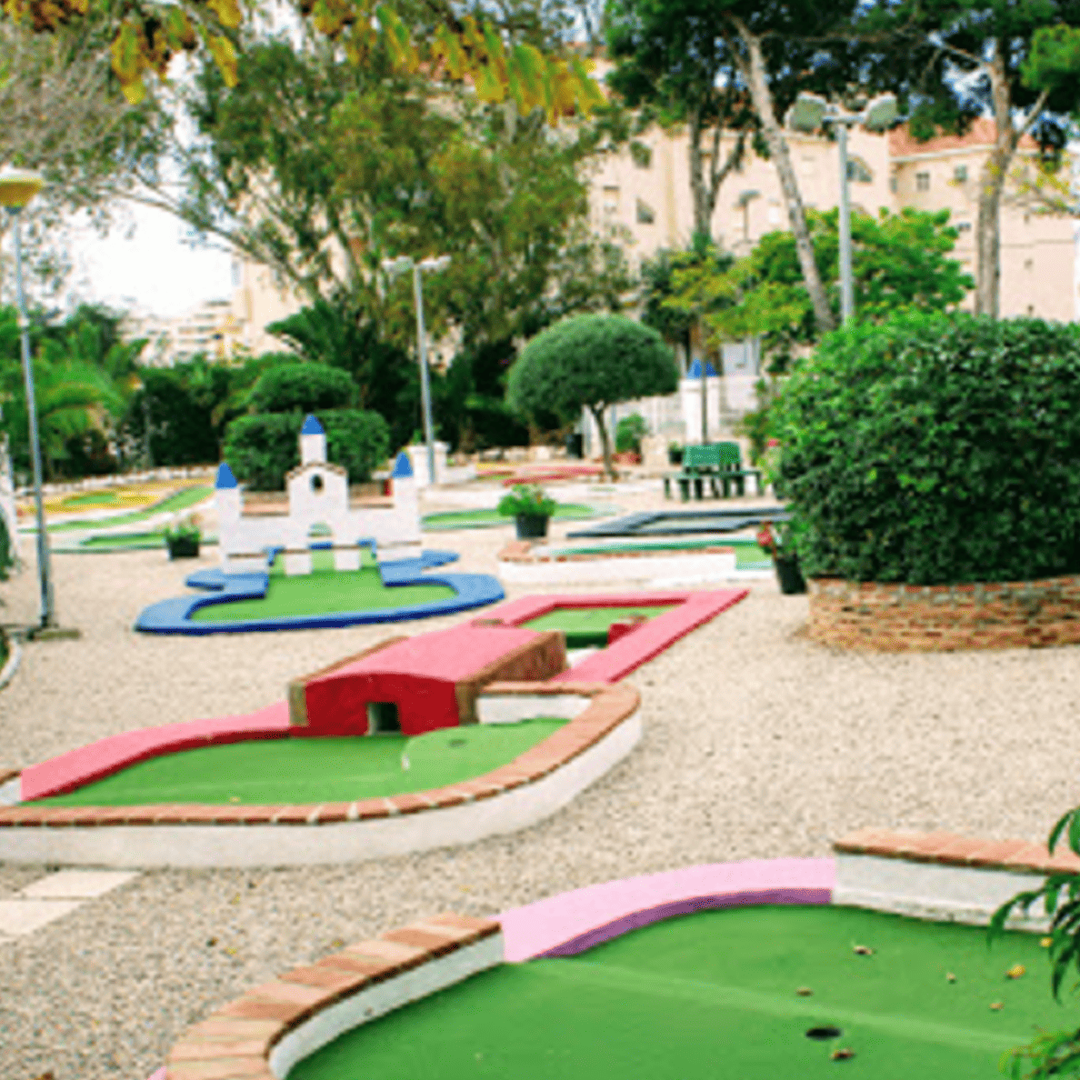 Diviértete en el Minigolf de Benalmádena: Diversión para Todos