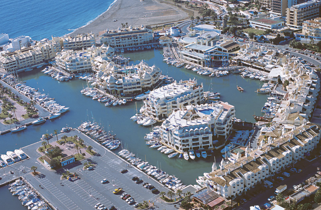 Piso de Lujo Ocean Breeze en Benalmádena ubicado junto al Emblemático Puerto Marina